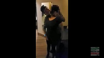 Молодая и зрелый занимаются порно на камеру в арендованной квартире